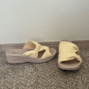 Bzees Smile-More Washable Slide Sandals Women's Size 10 Yellow Slip On Casual